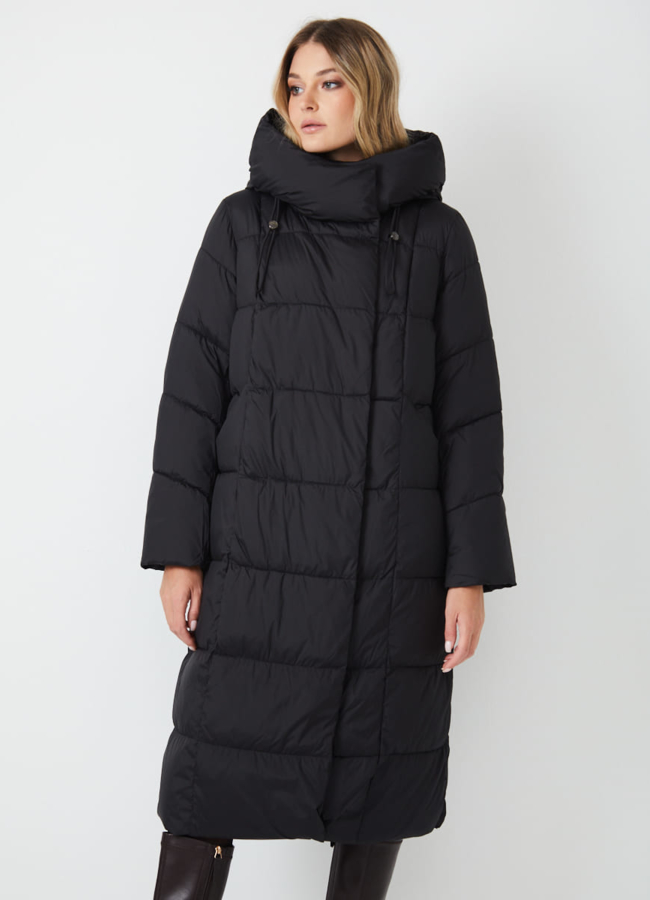 Женский пуховик черного цвета с капюшоном модель № 31152 меха малина