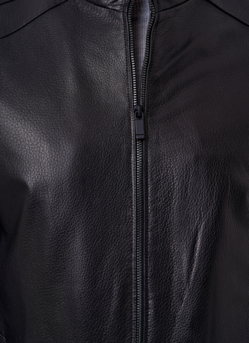 Мужская кожаная куртка черного цвета 