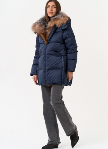 Женский пуховик с отделкой из меха блюфрост