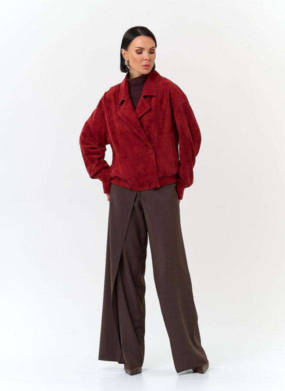 Женская куртка из натуральной замши красного цвета