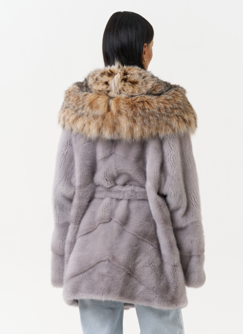 Женская шуба из меха норки с капюшоном из меха рыси