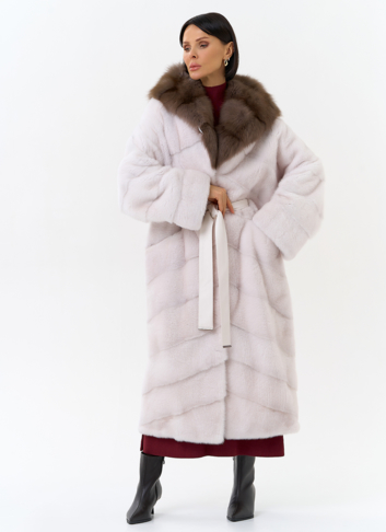 Белая шуба из меха норки с капюшоном из меха куницы