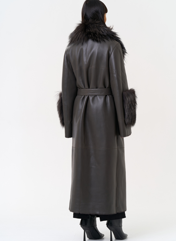 Женская натуральная дубленка с отделкой из меха лисы