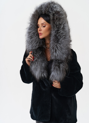 Шуба из меха кролика с капюшоном из чернобурки