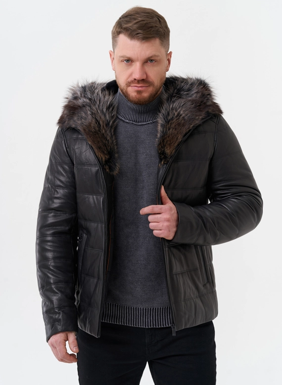 Пуховик из натуральной кожи с капюшоном из меха енота