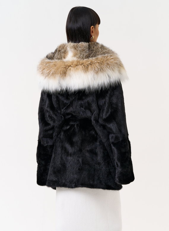 Женская шуба из меха норки с капюшоном из меха рыси