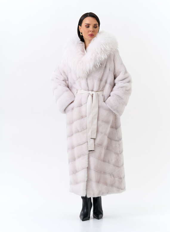 Белая шуба из меха норки с капюшоном из меха енота
