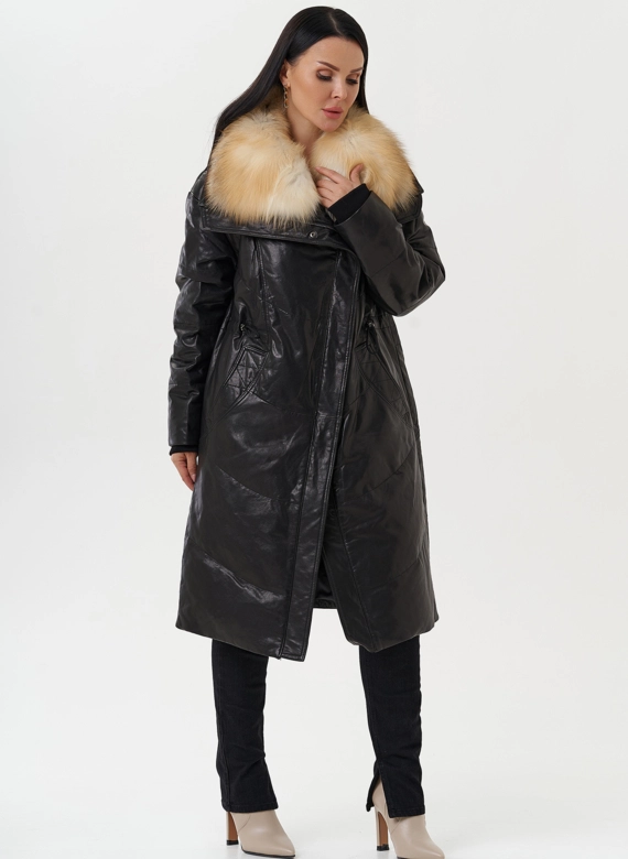 Женский кожаный пуховик с отделкой из меха лисы фото