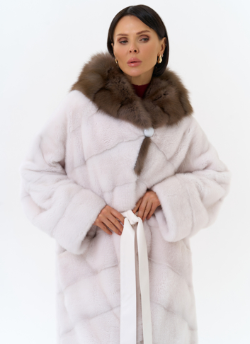 Белая шуба из меха норки с капюшоном из меха куницы