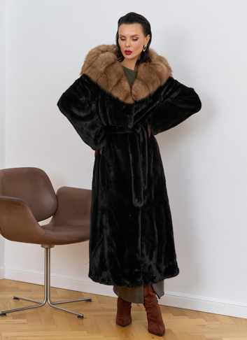 Шуба из меха норки с капюшоном из меха куницы